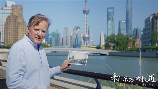 图1-1：费嘉炯站在哈里森·福尔曼当年拍照的地方，比对历史今昔.png
